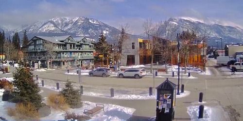 Bürgerzentrum Plaza. Blick auf die Berge. Webcam - Canmore