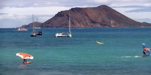 Baie de Corralejo. Yachts. Surfeurs PTZ Webcam - Las Palmas de Gran Canaria