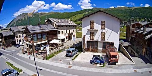 Gemeindezentrum. Blick auf die Berge. Webcam - Livigno