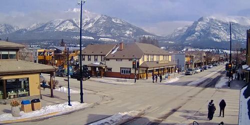 Hauptstraße der Stadt. Blick auf den Mount Townsend. Webcam - Canmore