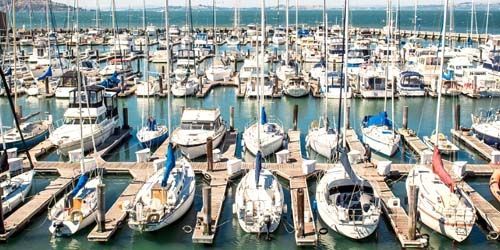 Marina avec yachts dans le port de Gaios sur l'île Webcam - Kerkyra