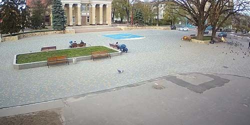 Place devant le Palais de la Culture à Kakhovka Webcam - Nouveau Kakhovka