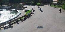 WebKamera Moskau - Urlauber auf Bänken am Brunnen in Sokolniki